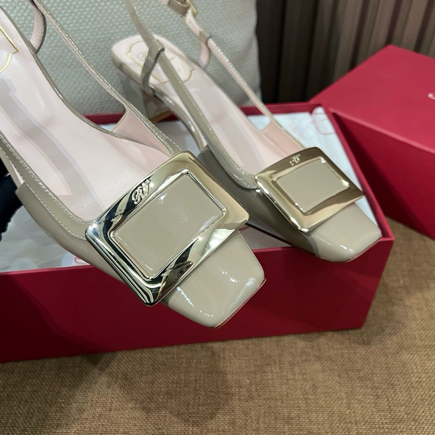 로저비비에 트럼펫 메탈 버클 슬링백 펌프스