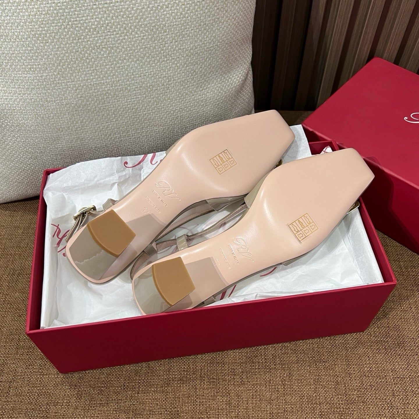 로저비비에 트럼펫 메탈 버클 슬링백 펌프스