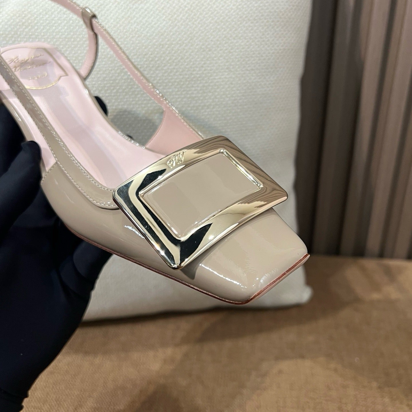 로저비비에 트럼펫 메탈 버클 슬링백 펌프스