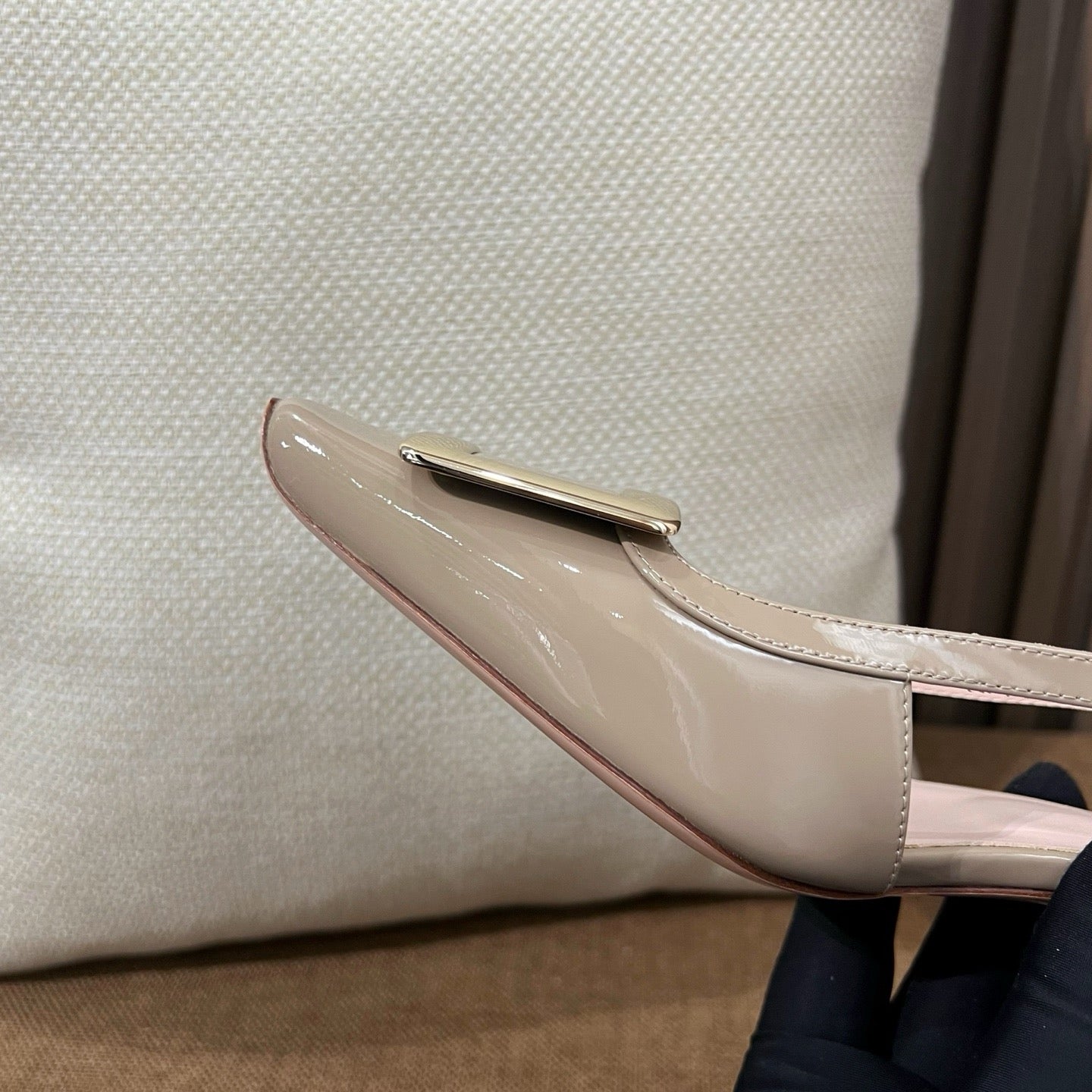 로저비비에 트럼펫 메탈 버클 슬링백 펌프스