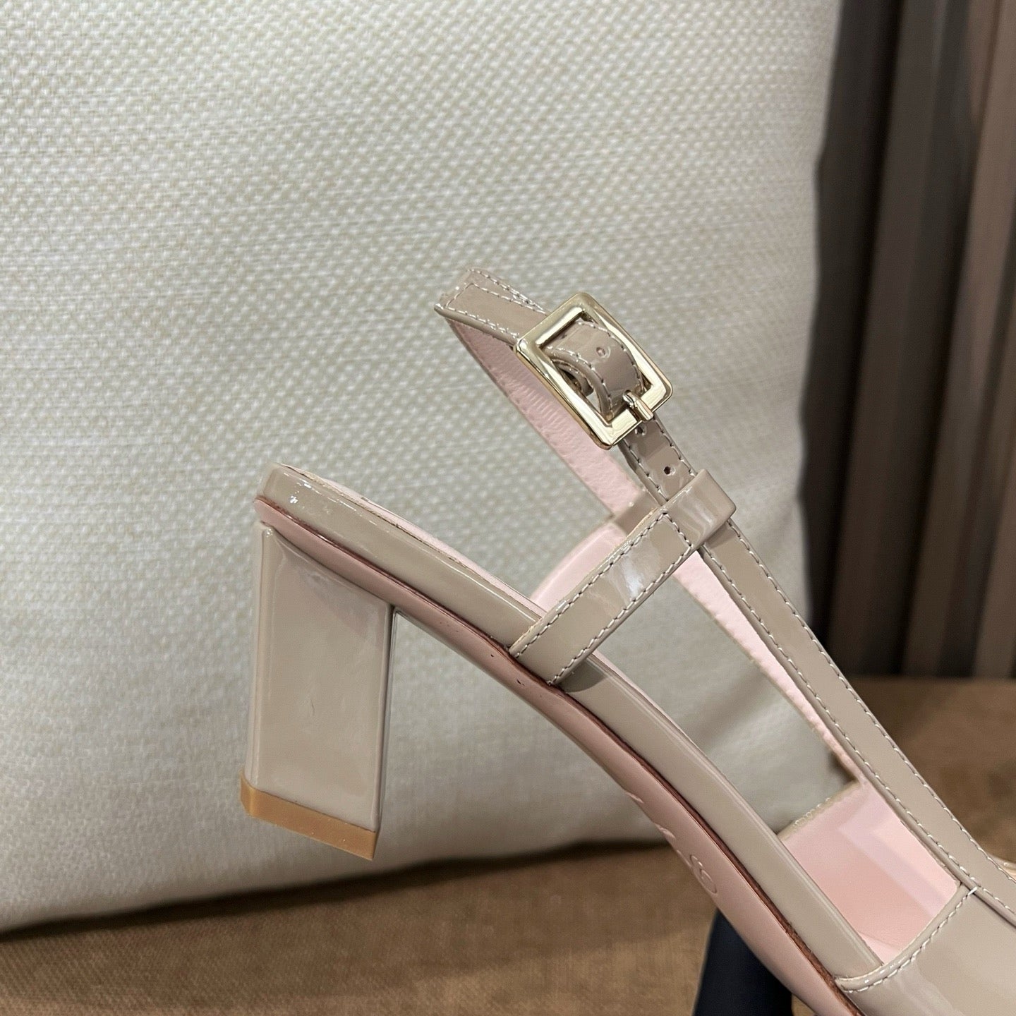 로저비비에 트럼펫 메탈 버클 슬링백 펌프스