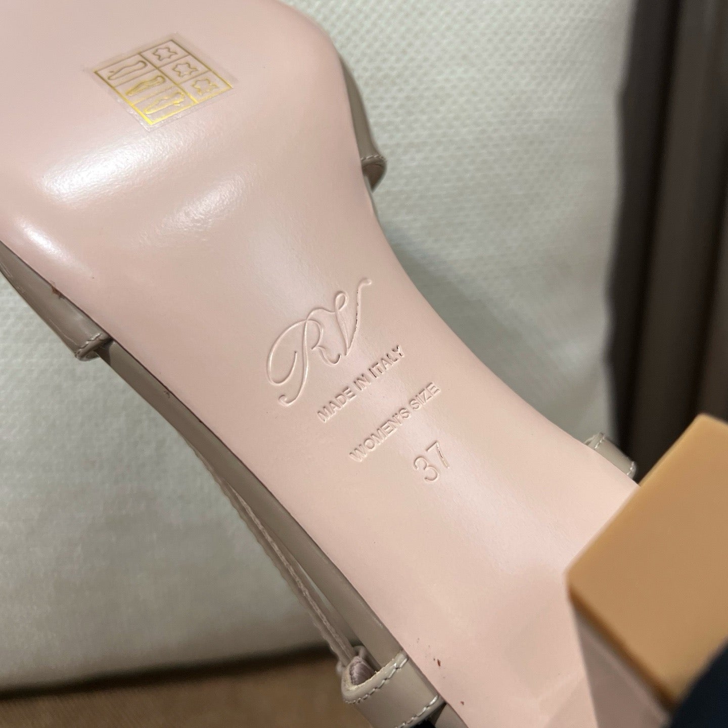 로저비비에 트럼펫 메탈 버클 슬링백 펌프스