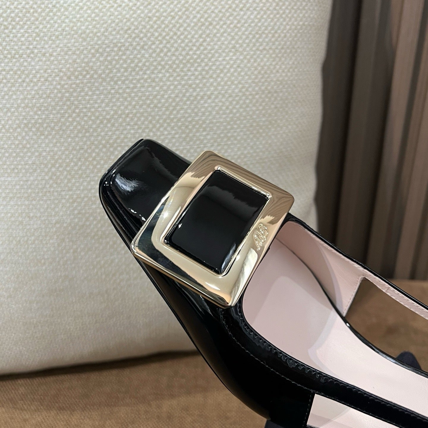 로저비비에 트럼펫 메탈 버클 슬링백 펌프스