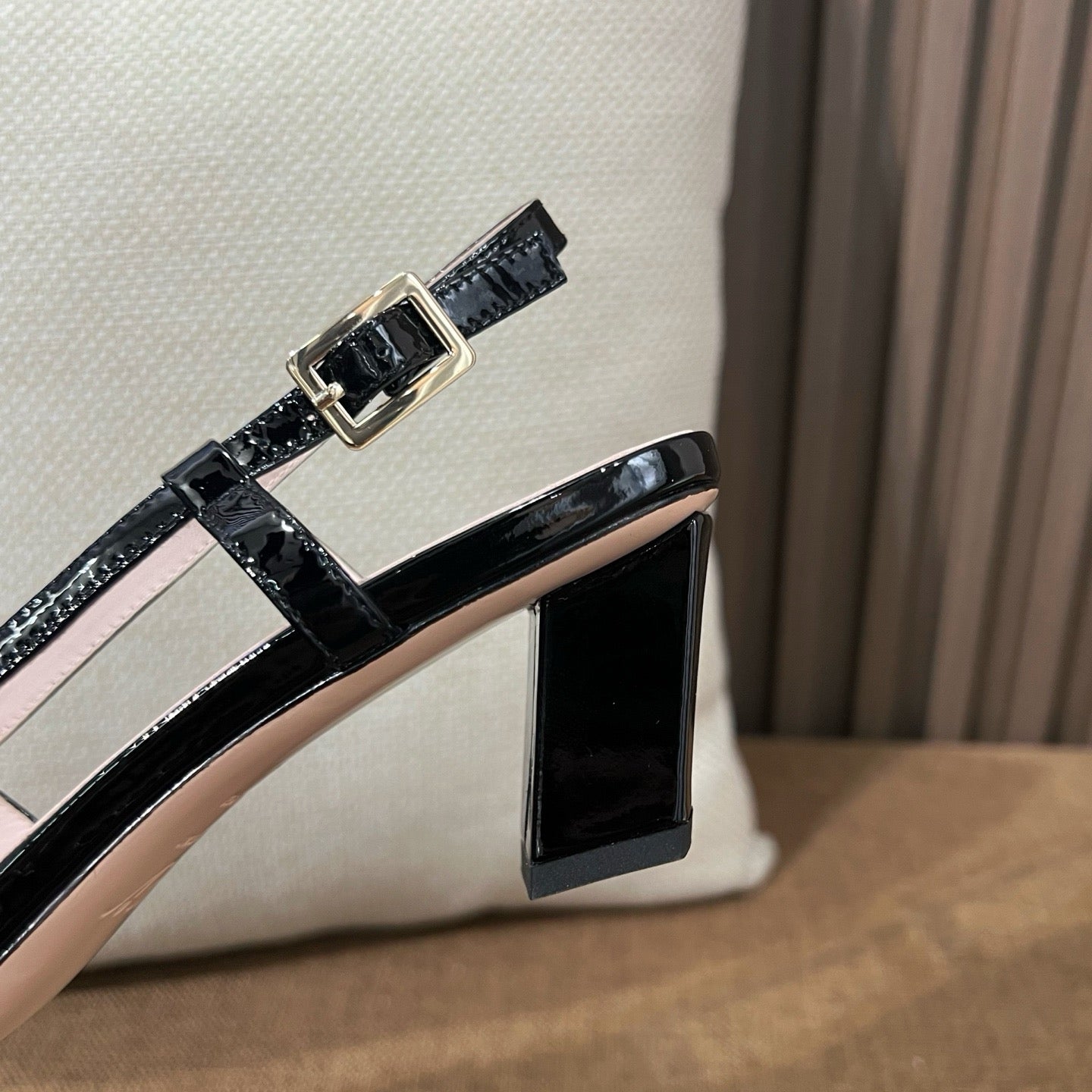 로저비비에 트럼펫 메탈 버클 슬링백 펌프스