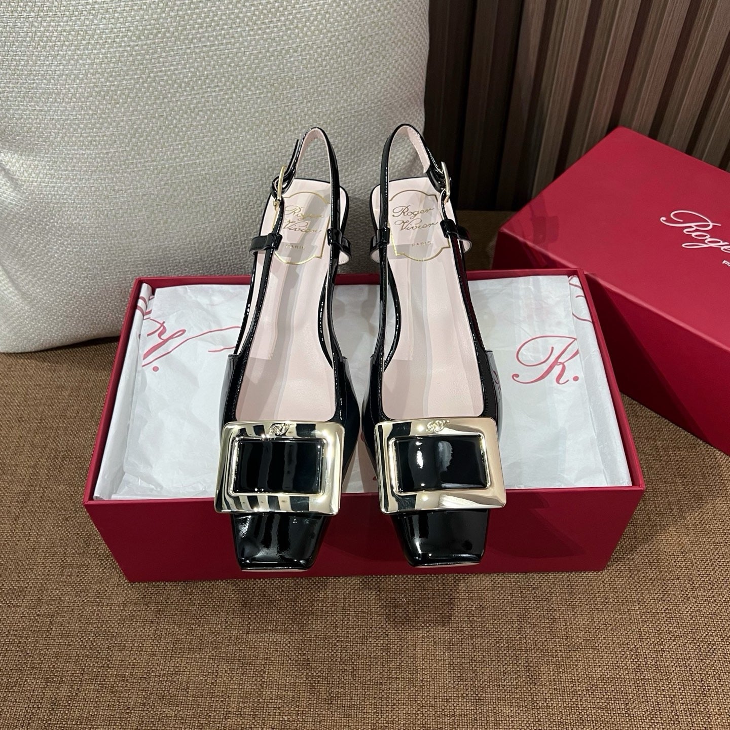 로저비비에 트럼펫 메탈 버클 슬링백 펌프스