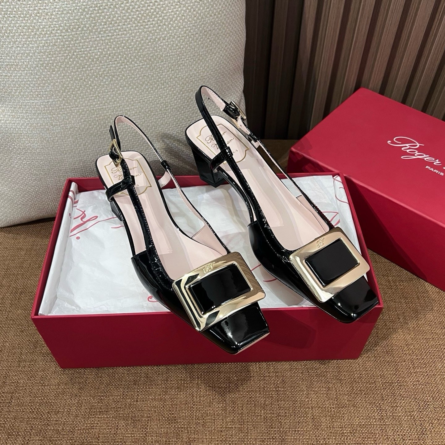 로저비비에 트럼펫 메탈 버클 슬링백 펌프스