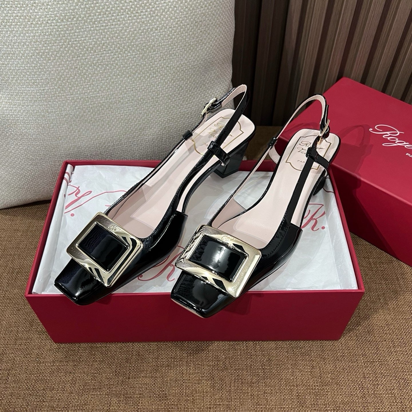 로저비비에 트럼펫 메탈 버클 슬링백 펌프스