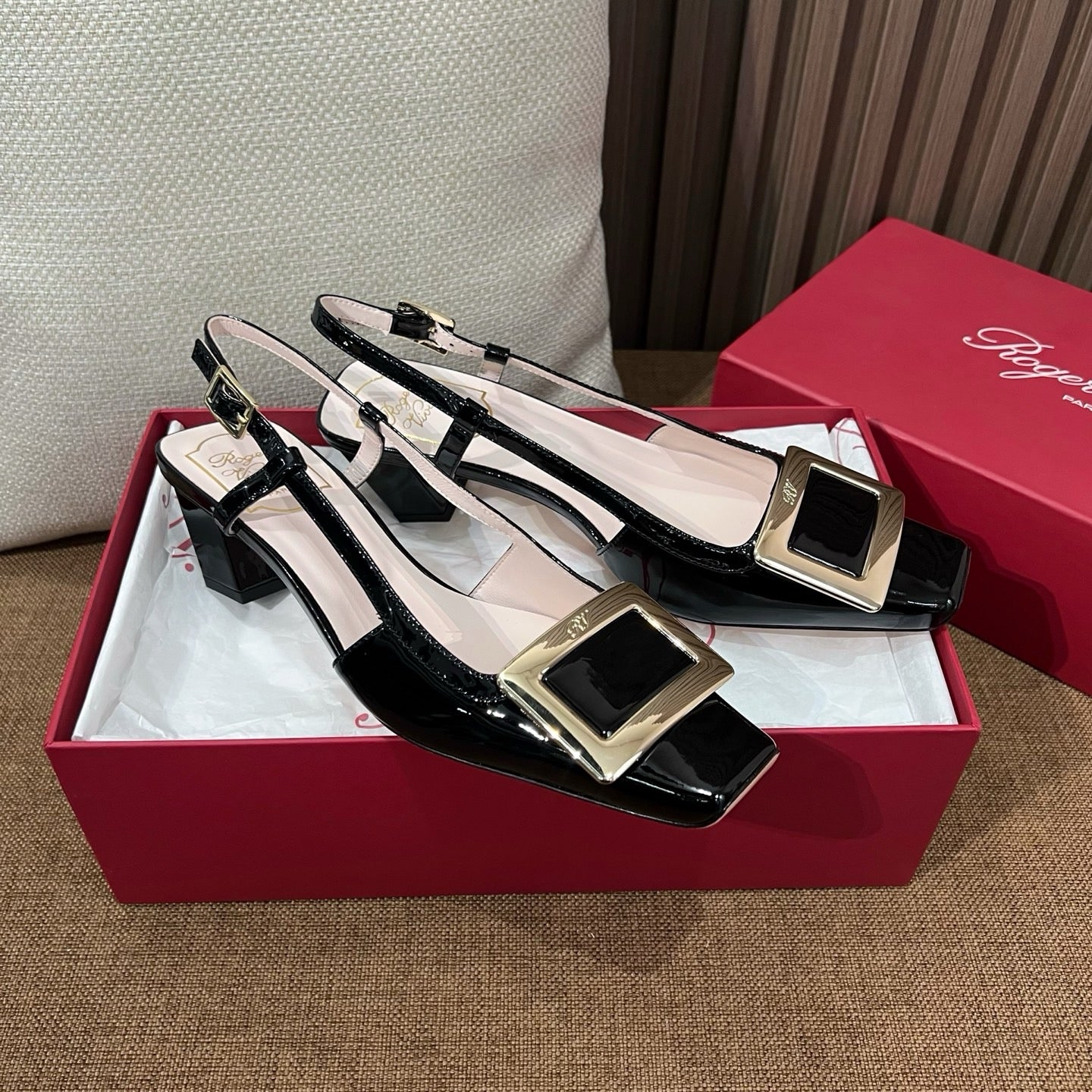 로저비비에 트럼펫 메탈 버클 슬링백 펌프스