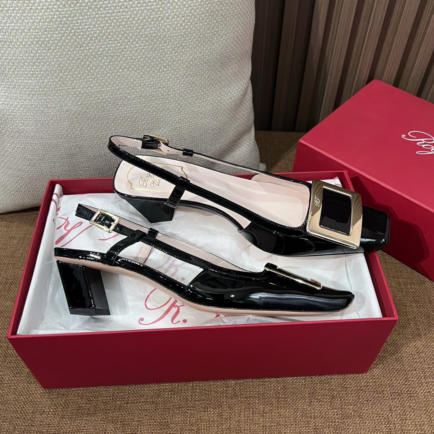 로저비비에 트럼펫 메탈 버클 슬링백 펌프스