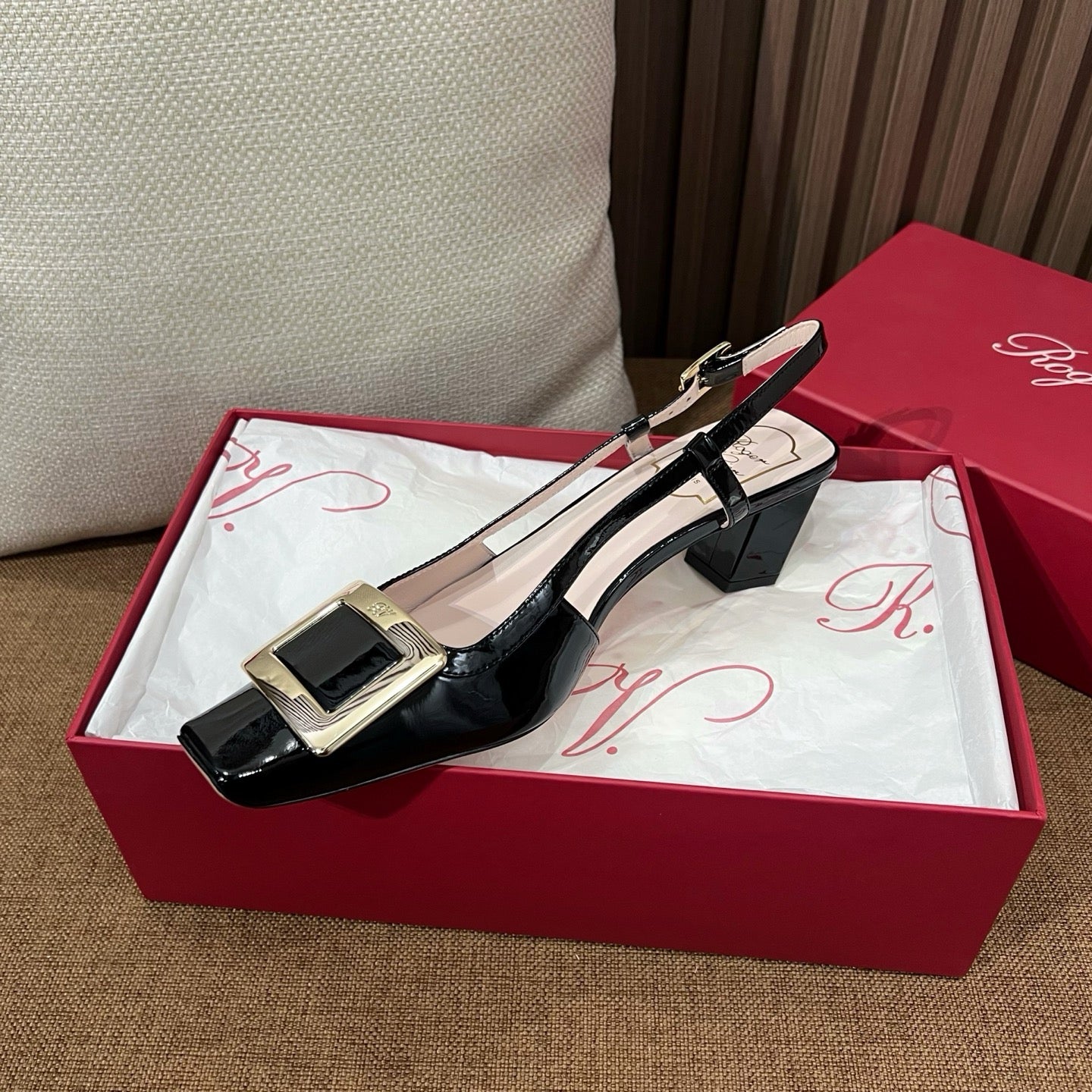 로저비비에 트럼펫 메탈 버클 슬링백 펌프스