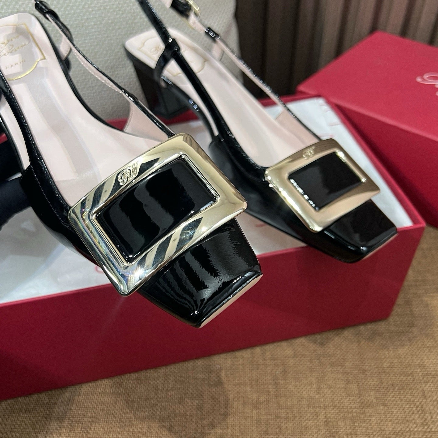 로저비비에 트럼펫 메탈 버클 슬링백 펌프스