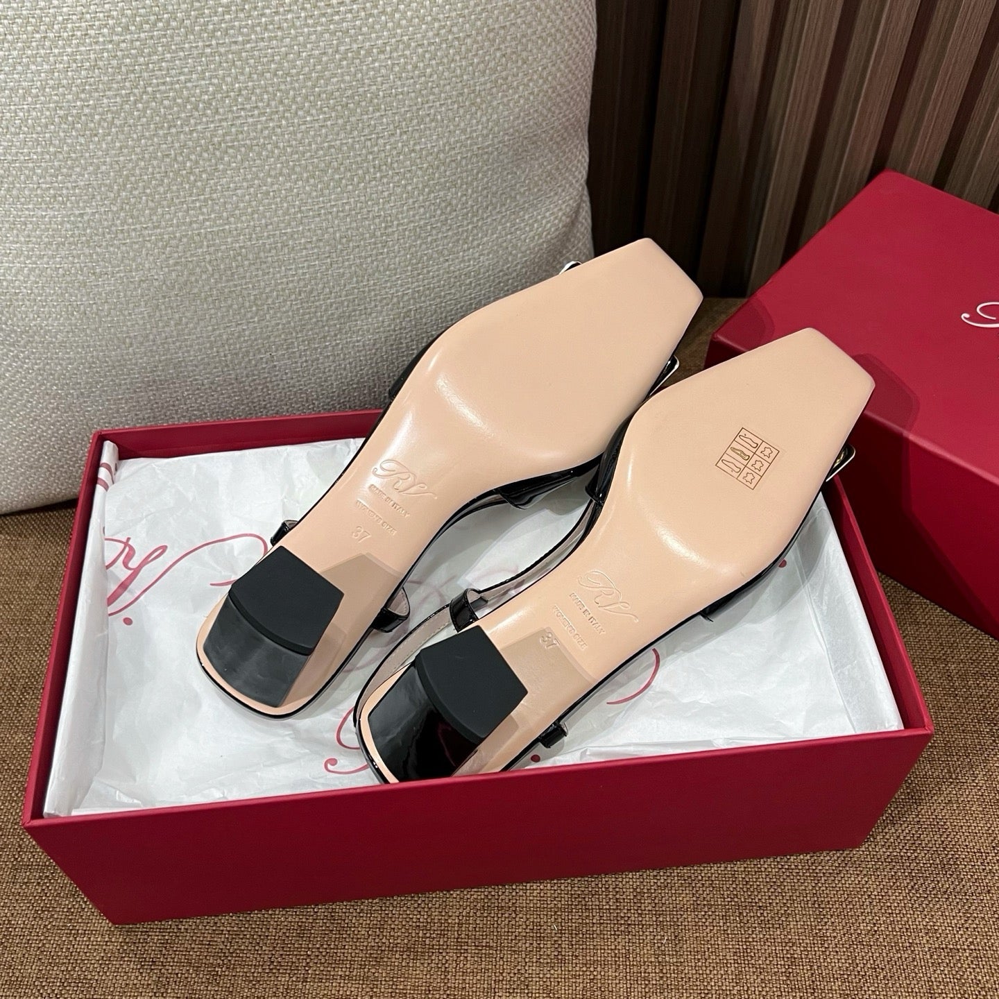 로저비비에 트럼펫 메탈 버클 슬링백 펌프스