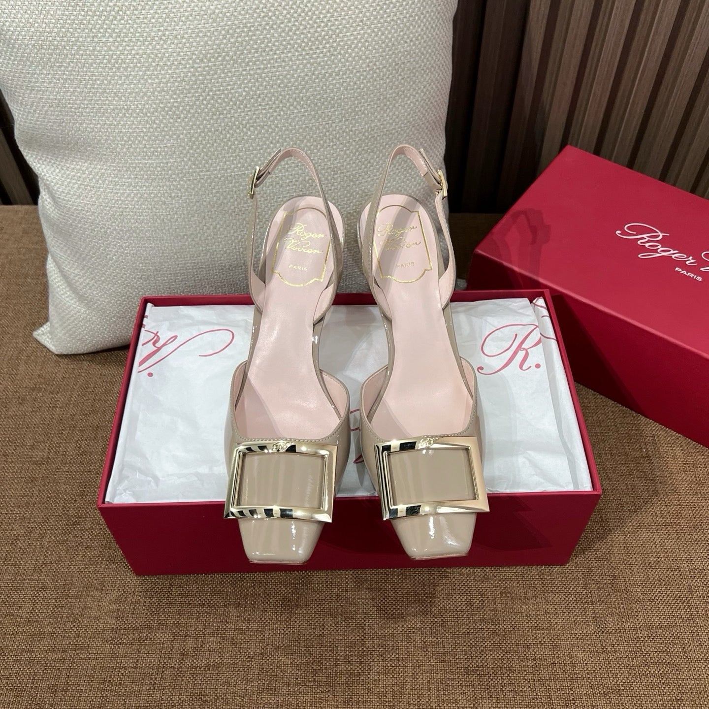 로저비비에 트럼펫 메탈 버클 슬링백 펌프스