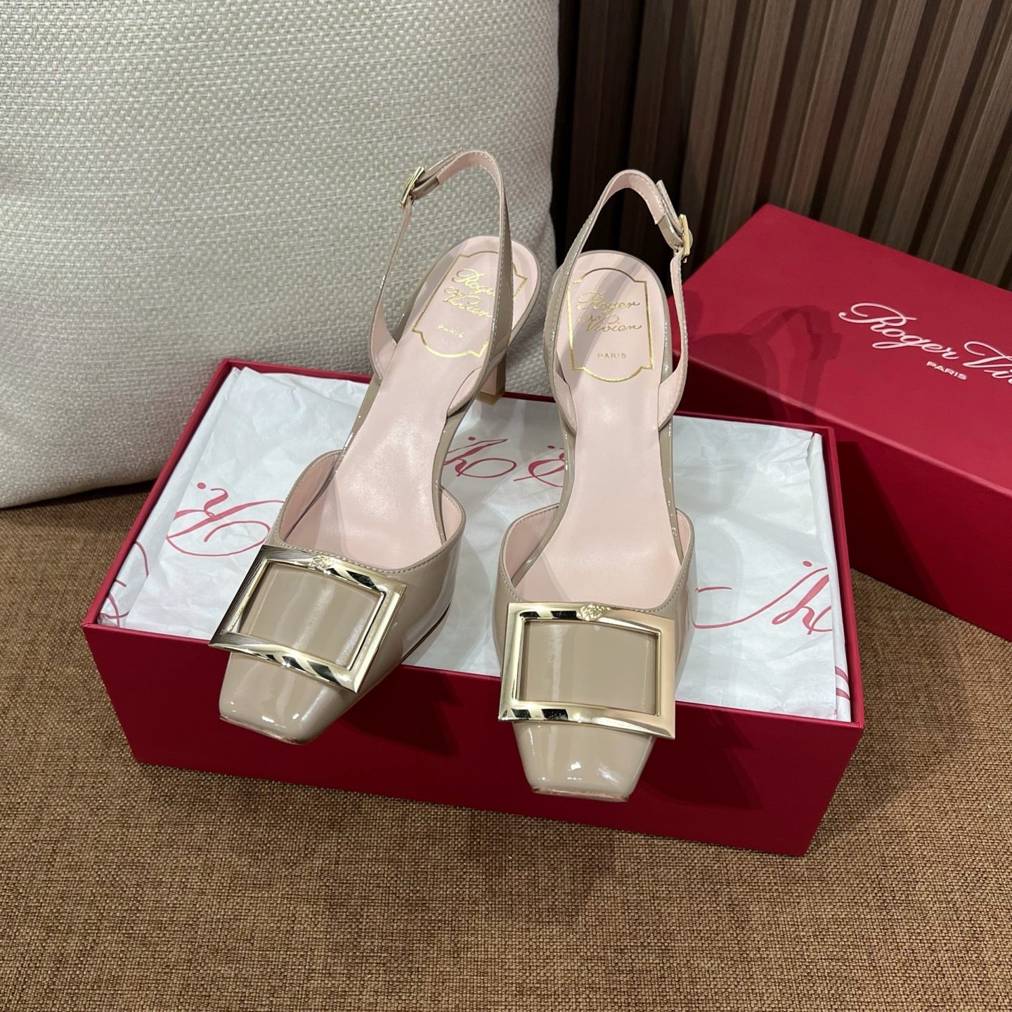 로저비비에 트럼펫 메탈 버클 슬링백 펌프스