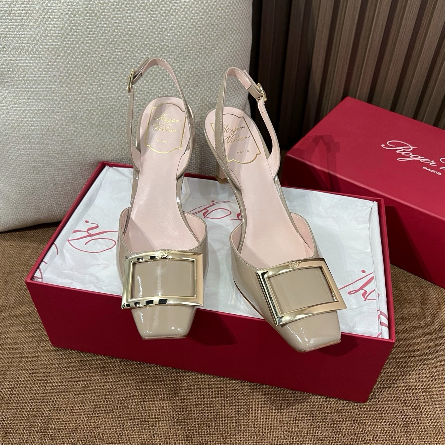 로저비비에 트럼펫 메탈 버클 슬링백 펌프스