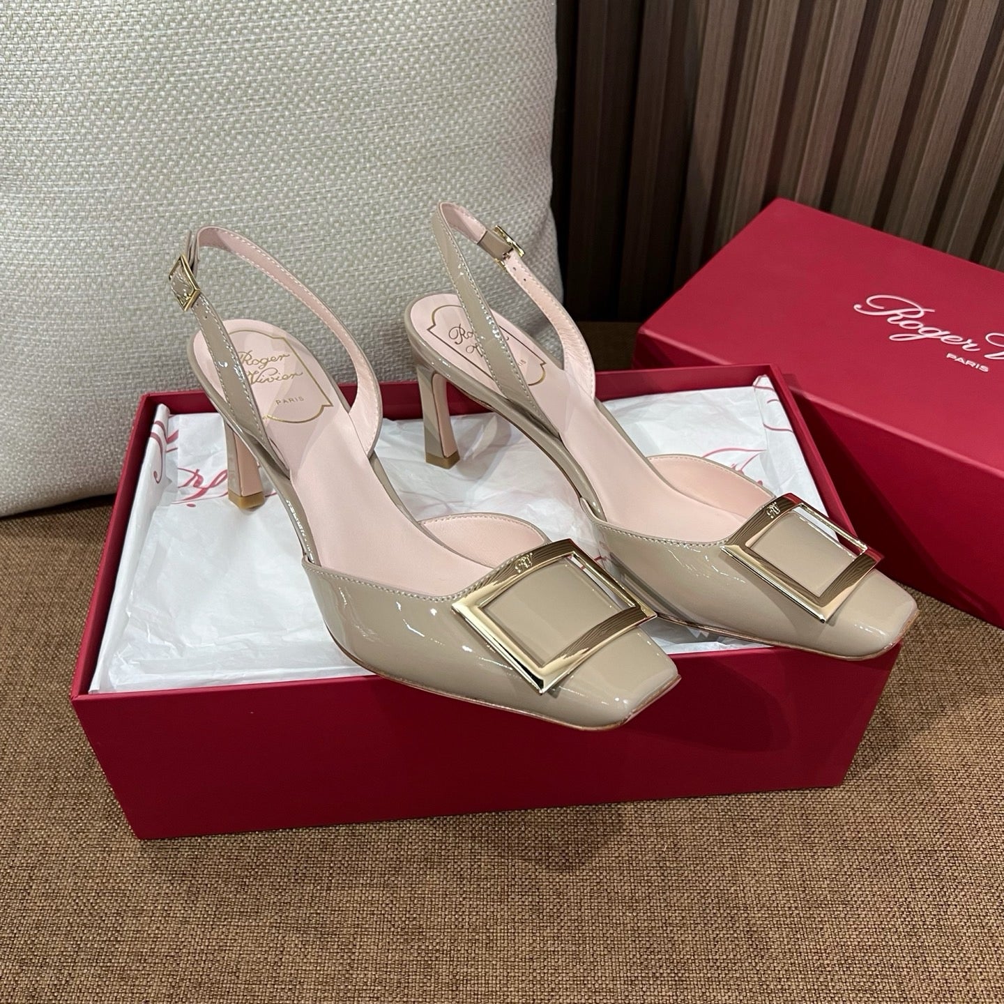 로저비비에 트럼펫 메탈 버클 슬링백 펌프스