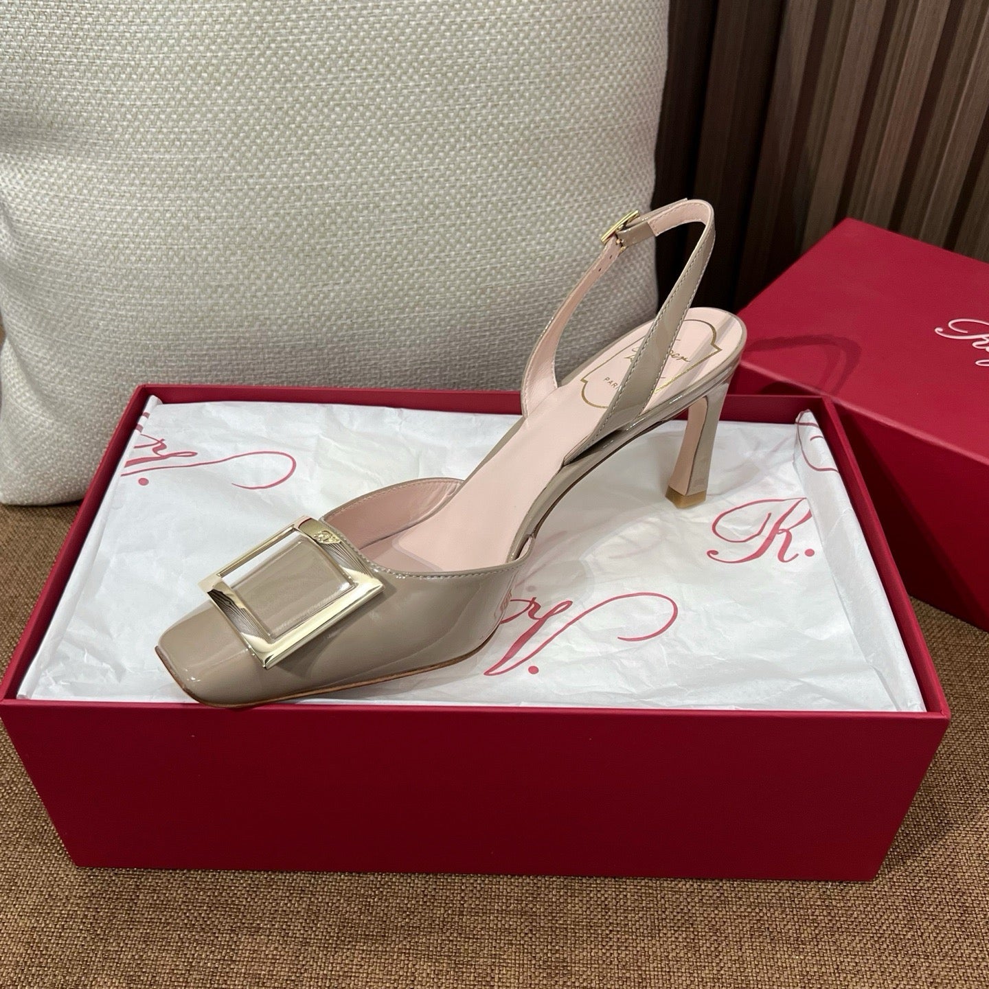 로저비비에 트럼펫 메탈 버클 슬링백 펌프스