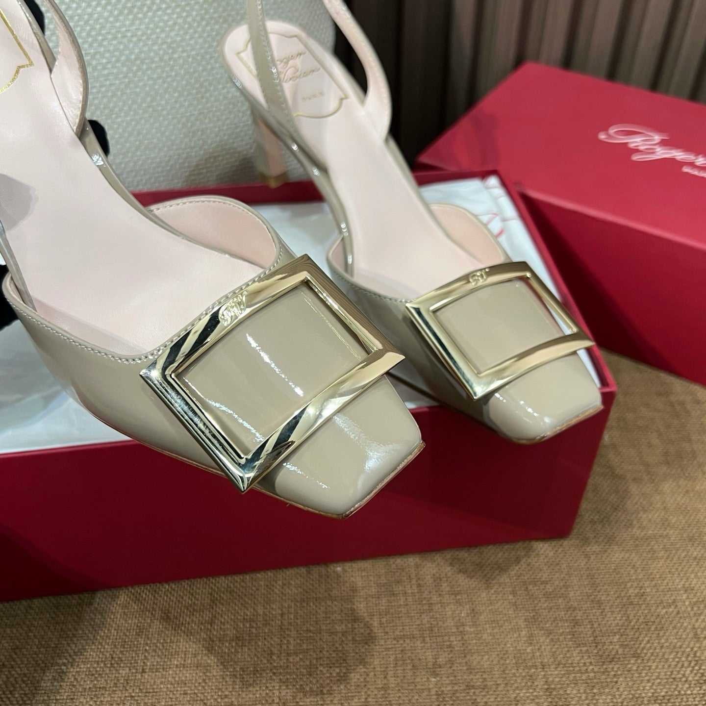 로저비비에 트럼펫 메탈 버클 슬링백 펌프스