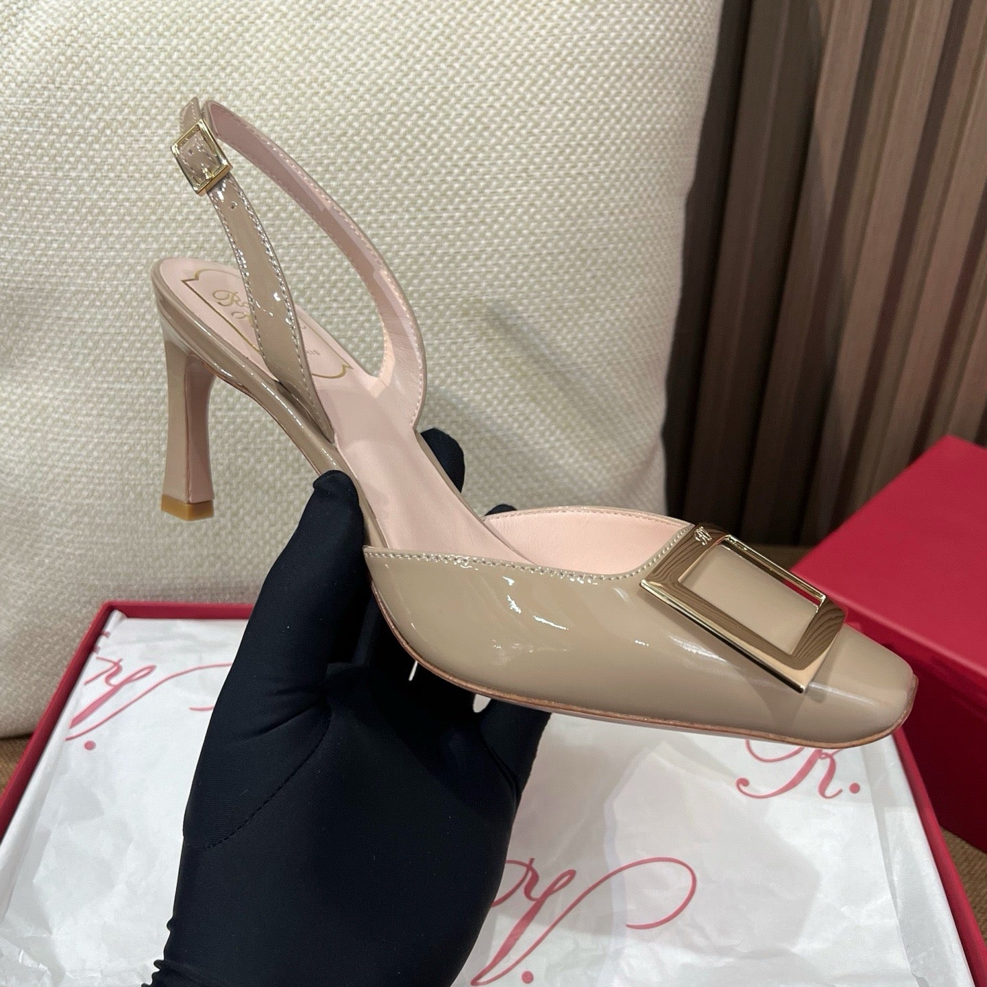 로저비비에 트럼펫 메탈 버클 슬링백 펌프스