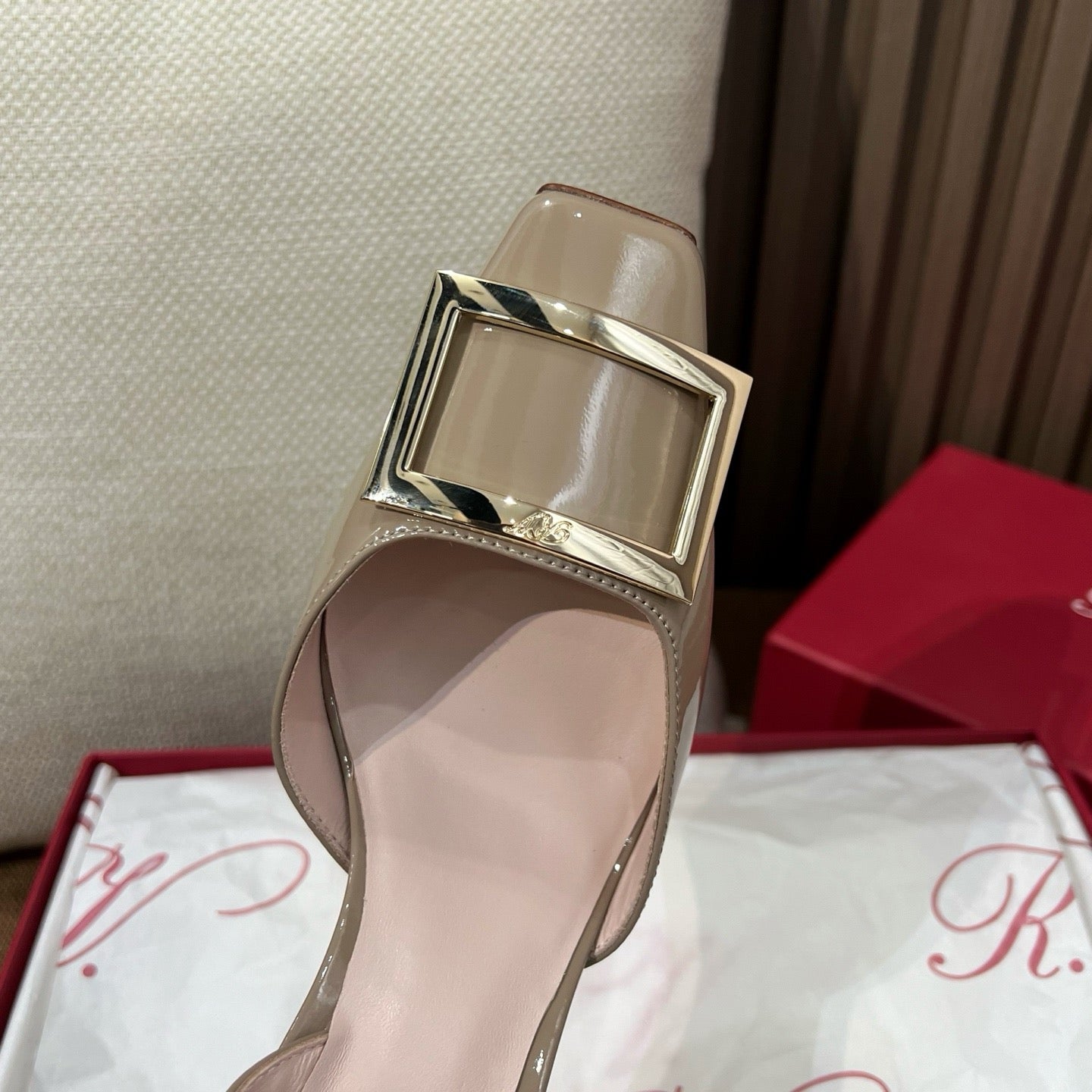 로저비비에 트럼펫 메탈 버클 슬링백 펌프스