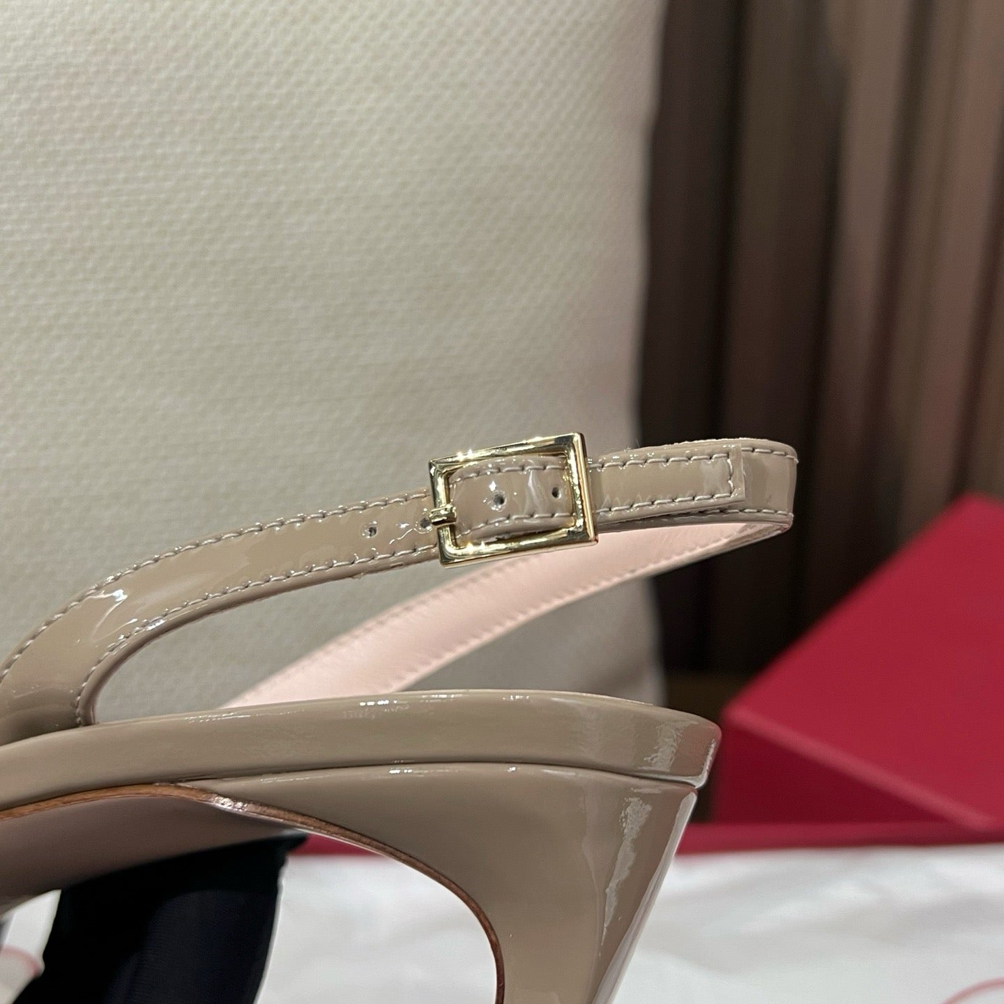 로저비비에 트럼펫 메탈 버클 슬링백 펌프스