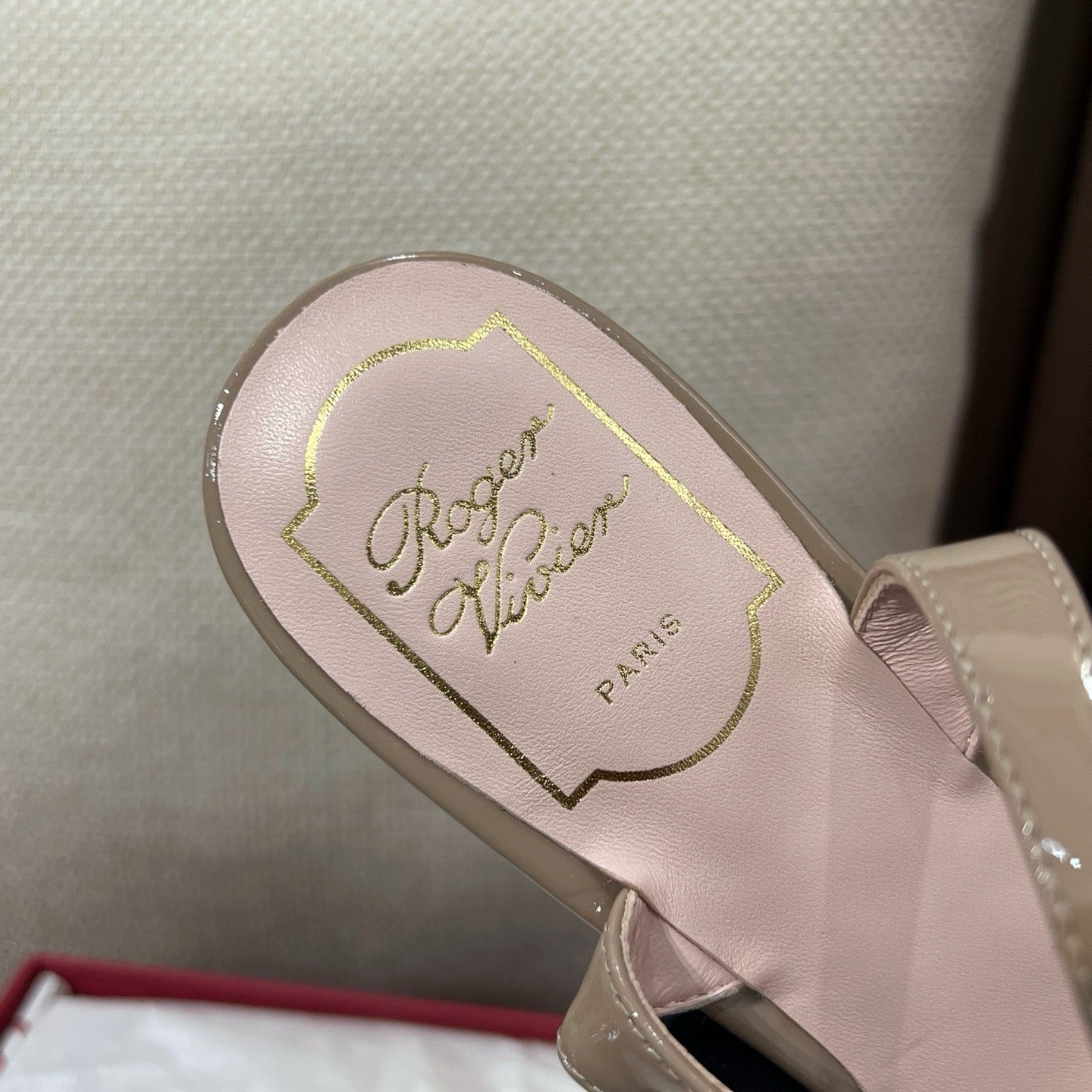 로저비비에 트럼펫 메탈 버클 슬링백 펌프스