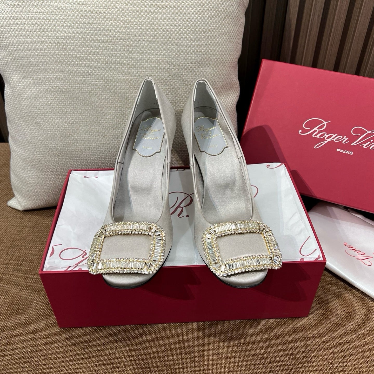 로저비비에 벨 비비에 크리스탈 버클 펌프스 힐