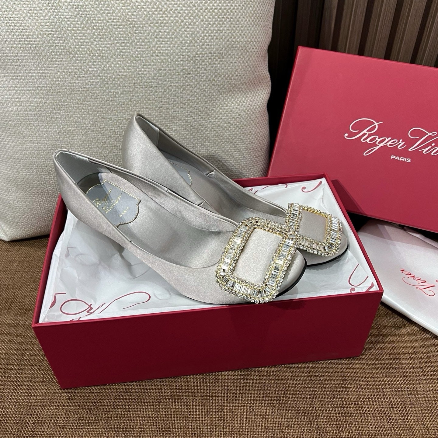 로저비비에 벨 비비에 크리스탈 버클 펌프스 힐