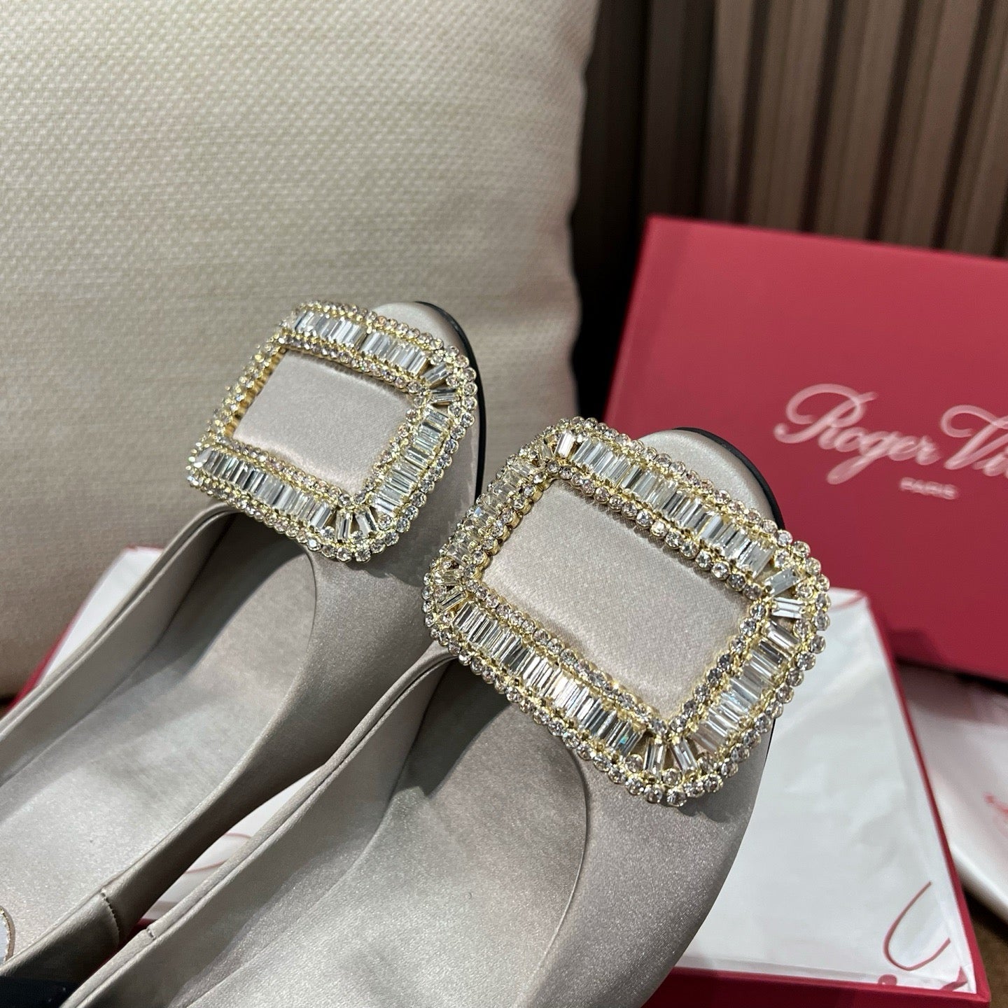 로저비비에 벨 비비에 크리스탈 버클 펌프스 힐