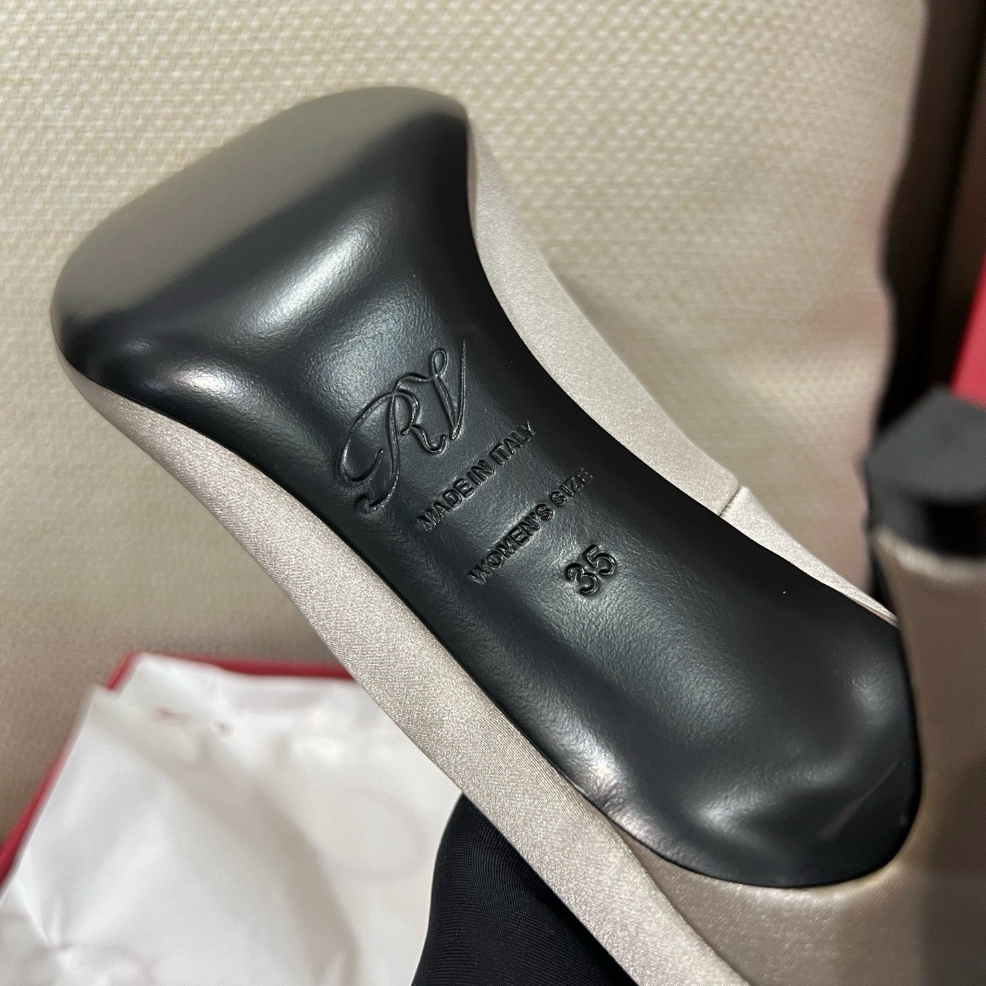 로저비비에 벨 비비에 크리스탈 버클 펌프스 힐