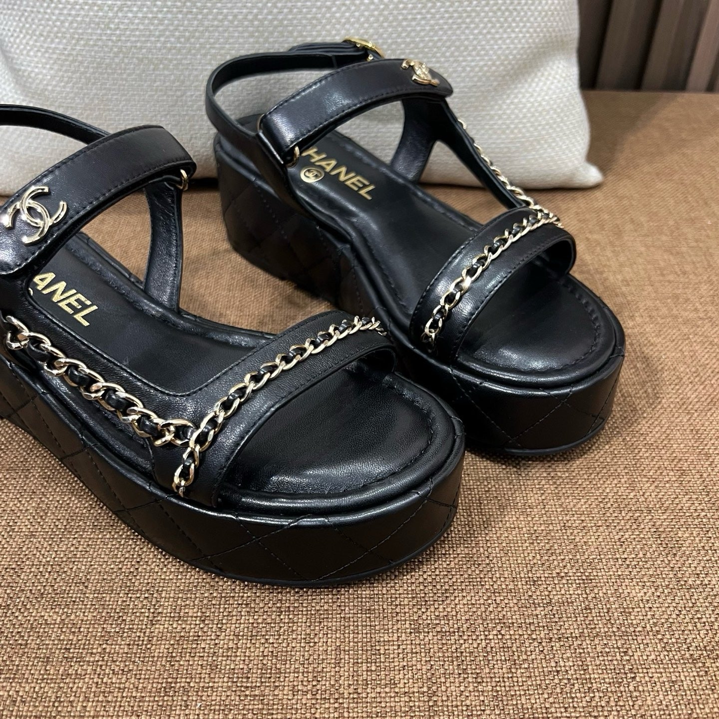 샤넬 퀄팅 웨지 체인 스트랩 샌들