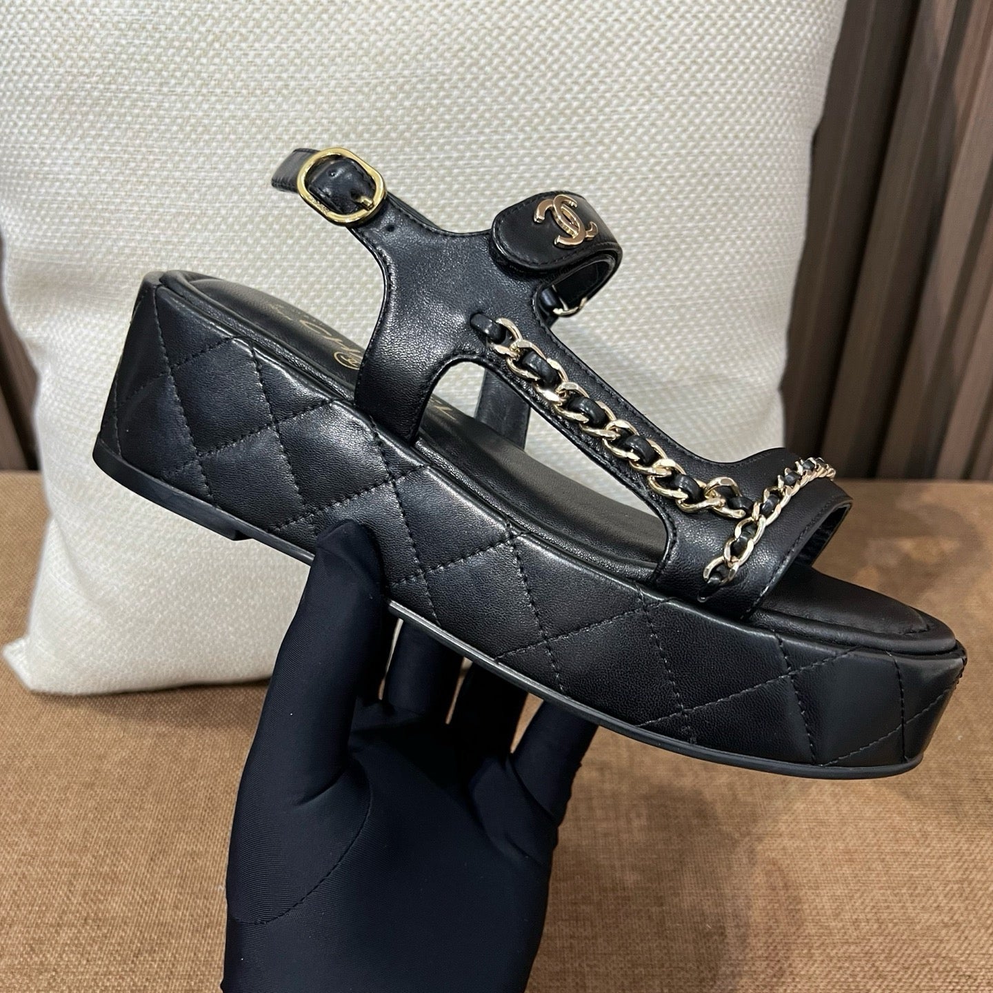 샤넬 퀄팅 웨지 체인 스트랩 샌들