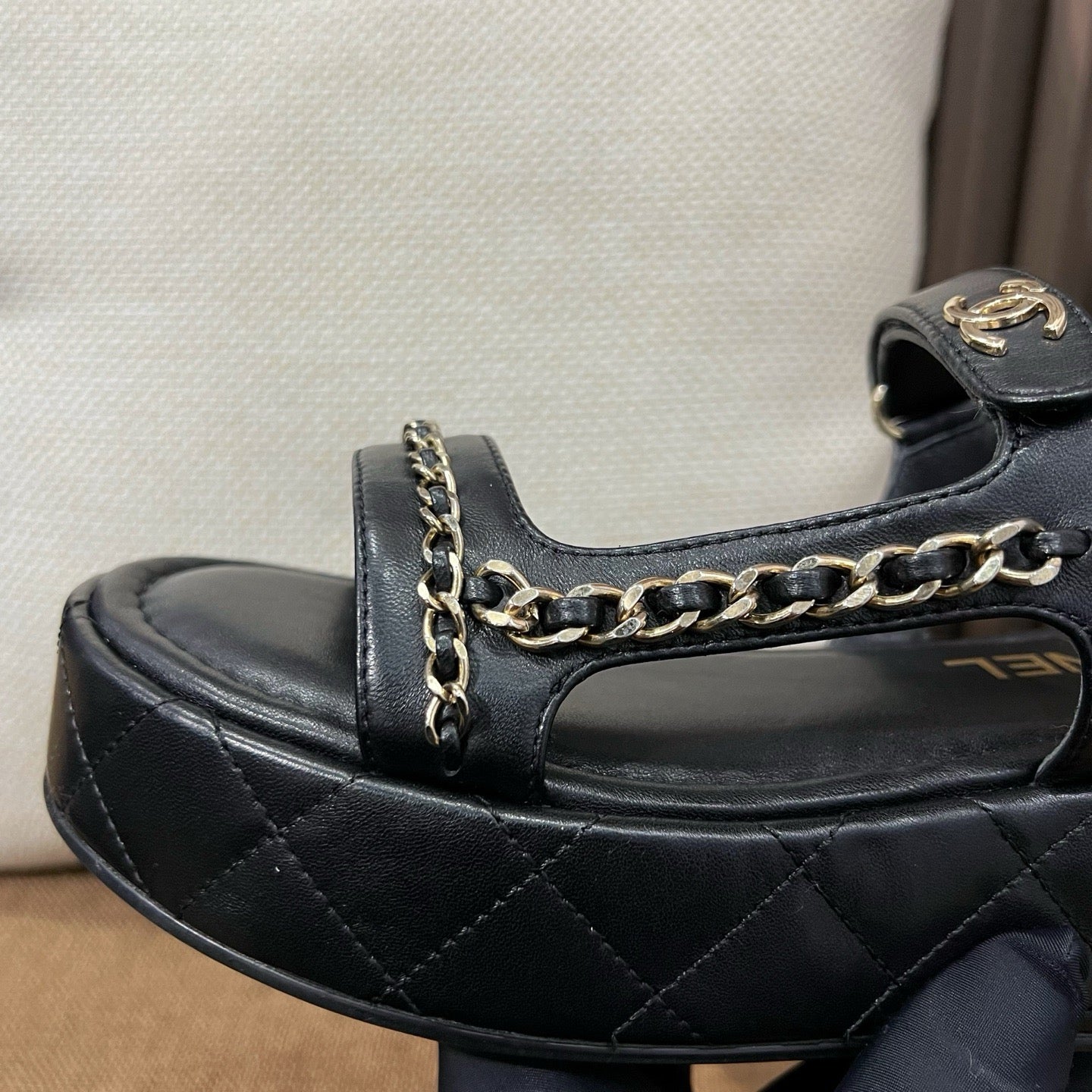 샤넬 퀄팅 웨지 체인 스트랩 샌들