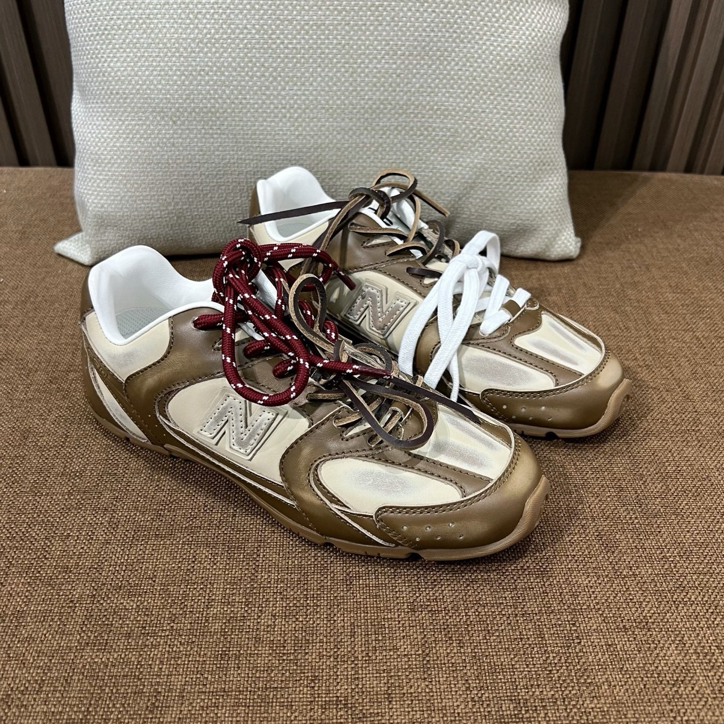 미우미우 X 뉴발란스 530 SL 가죽 스니커즈
