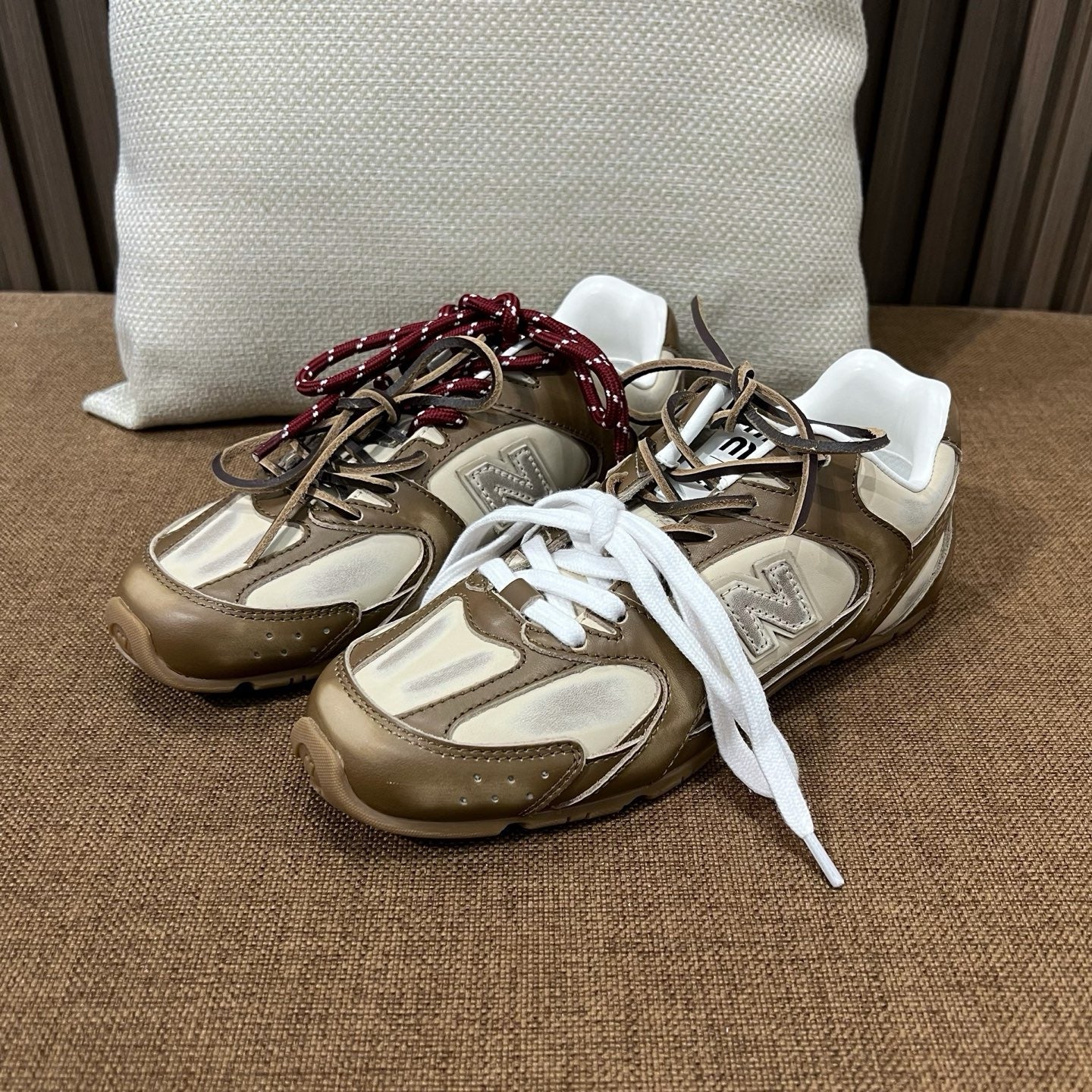 미우미우 X 뉴발란스 530 SL 가죽 스니커즈