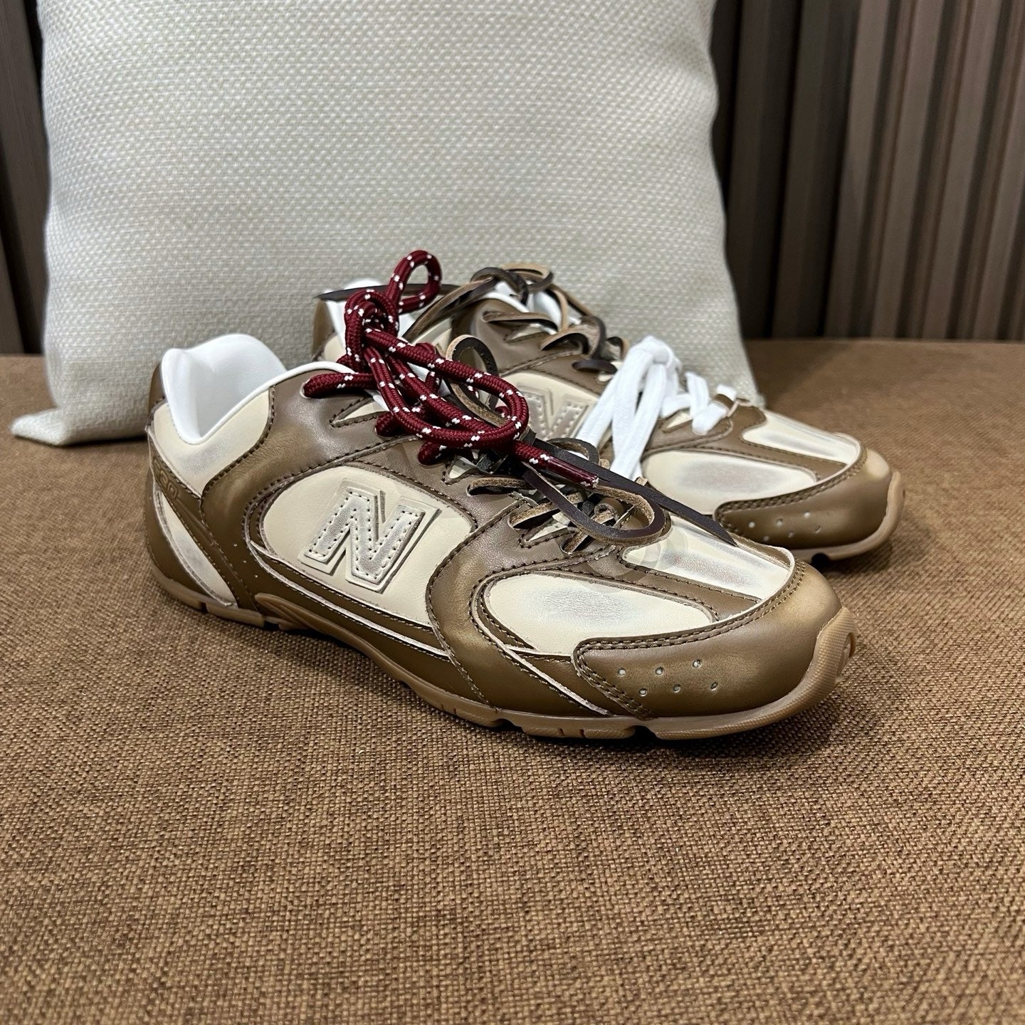 미우미우 X 뉴발란스 530 SL 가죽 스니커즈