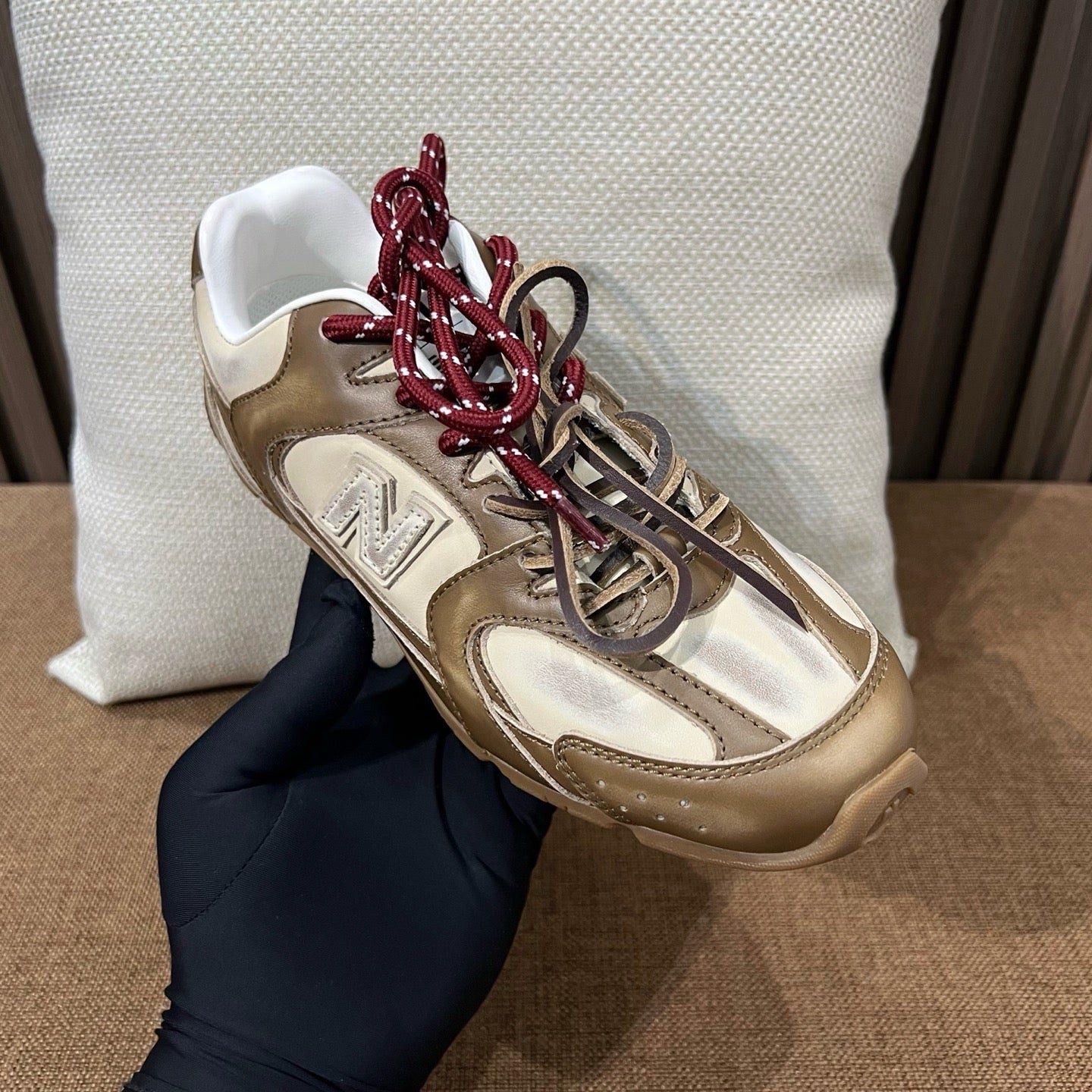 미우미우 X 뉴발란스 530 SL 가죽 스니커즈