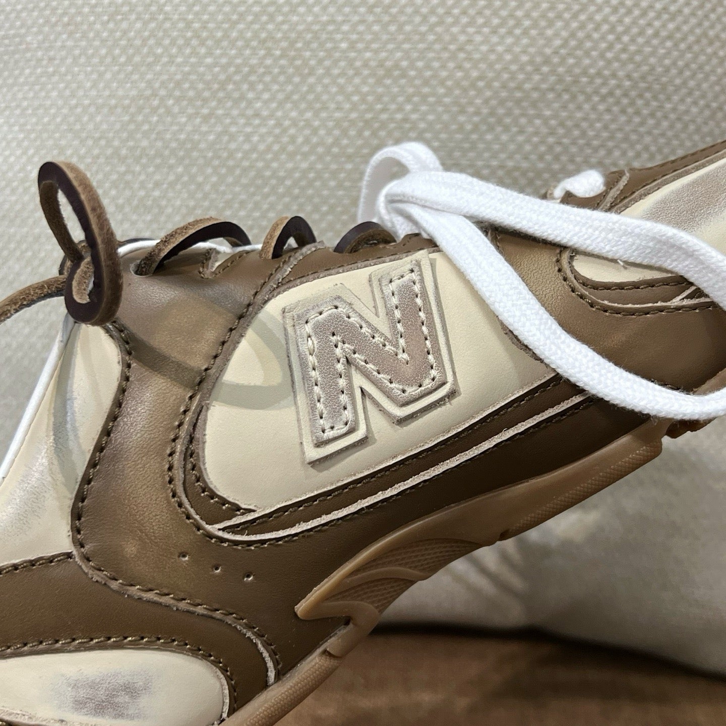 미우미우 X 뉴발란스 530 SL 가죽 스니커즈