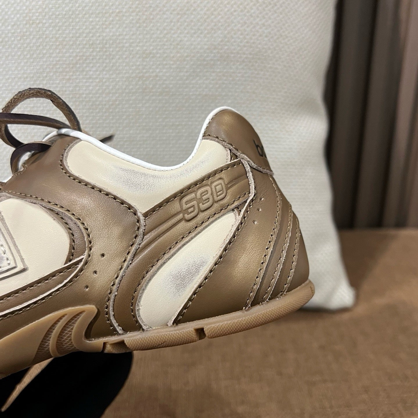 미우미우 X 뉴발란스 530 SL 가죽 스니커즈