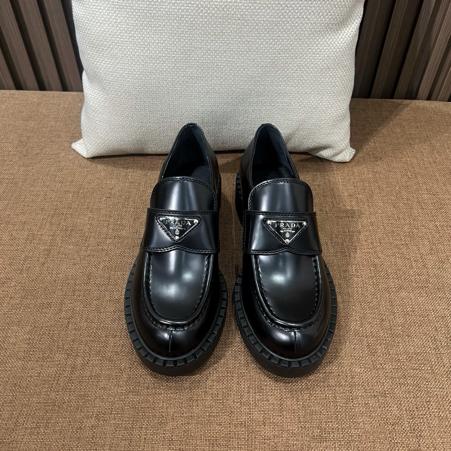 프라다 초콜릿 브러쉬드 로퍼