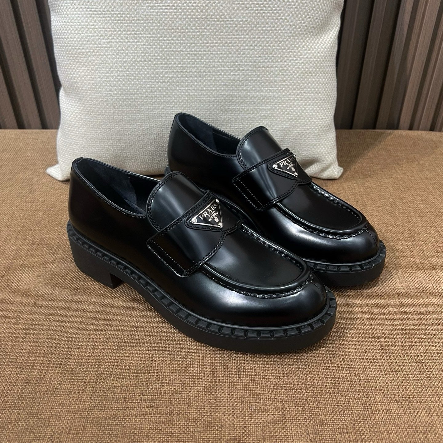 프라다 초콜릿 브러쉬드 로퍼