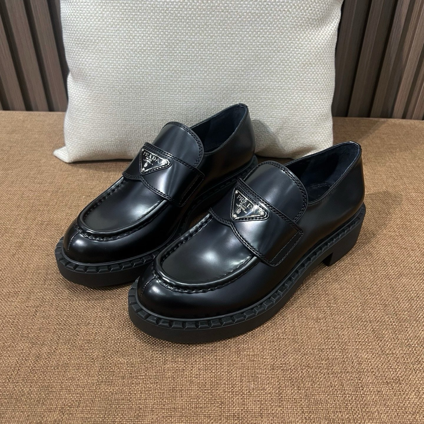 프라다 초콜릿 브러쉬드 로퍼