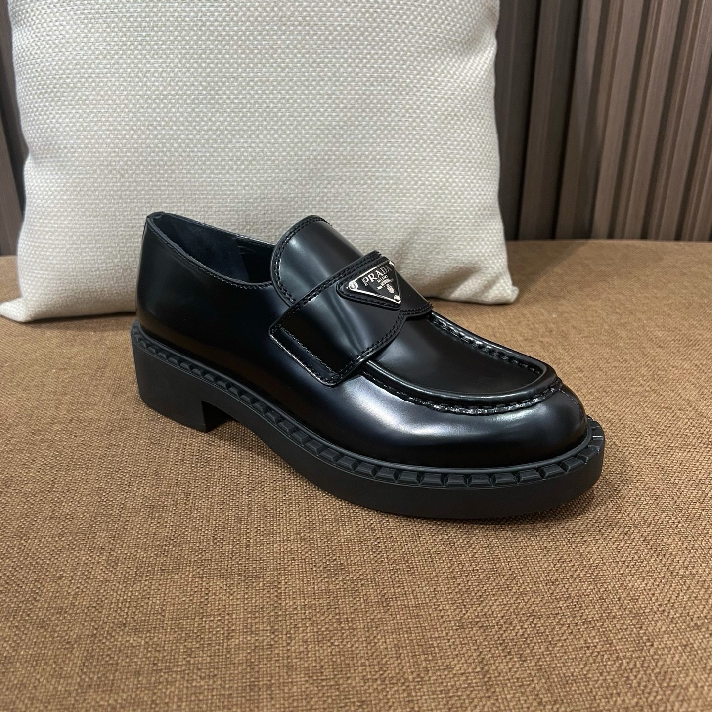 프라다 초콜릿 브러쉬드 로퍼