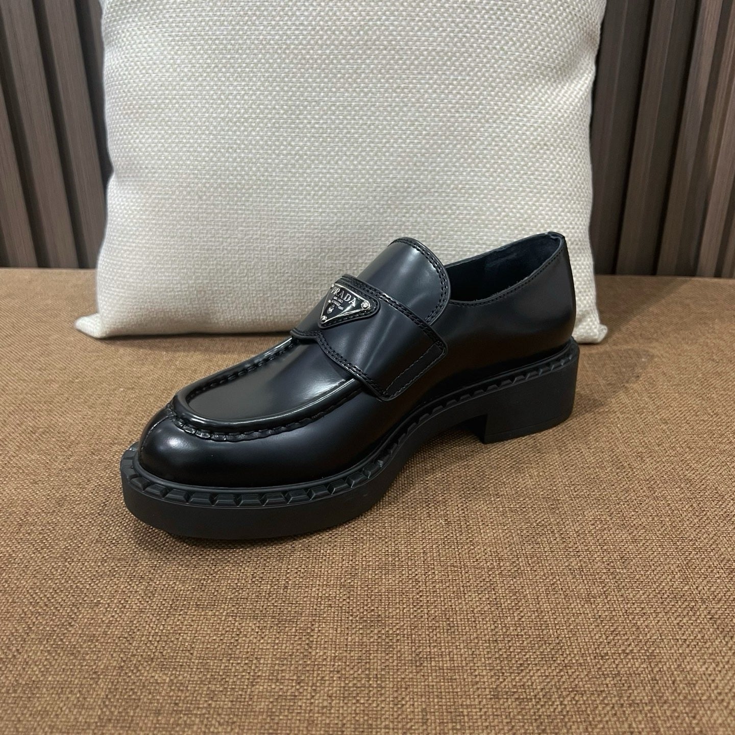 프라다 초콜릿 브러쉬드 로퍼