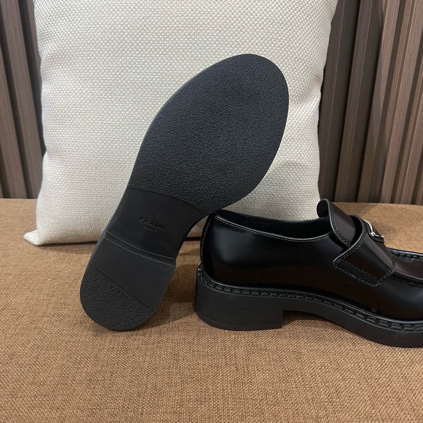 프라다 초콜릿 브러쉬드 로퍼