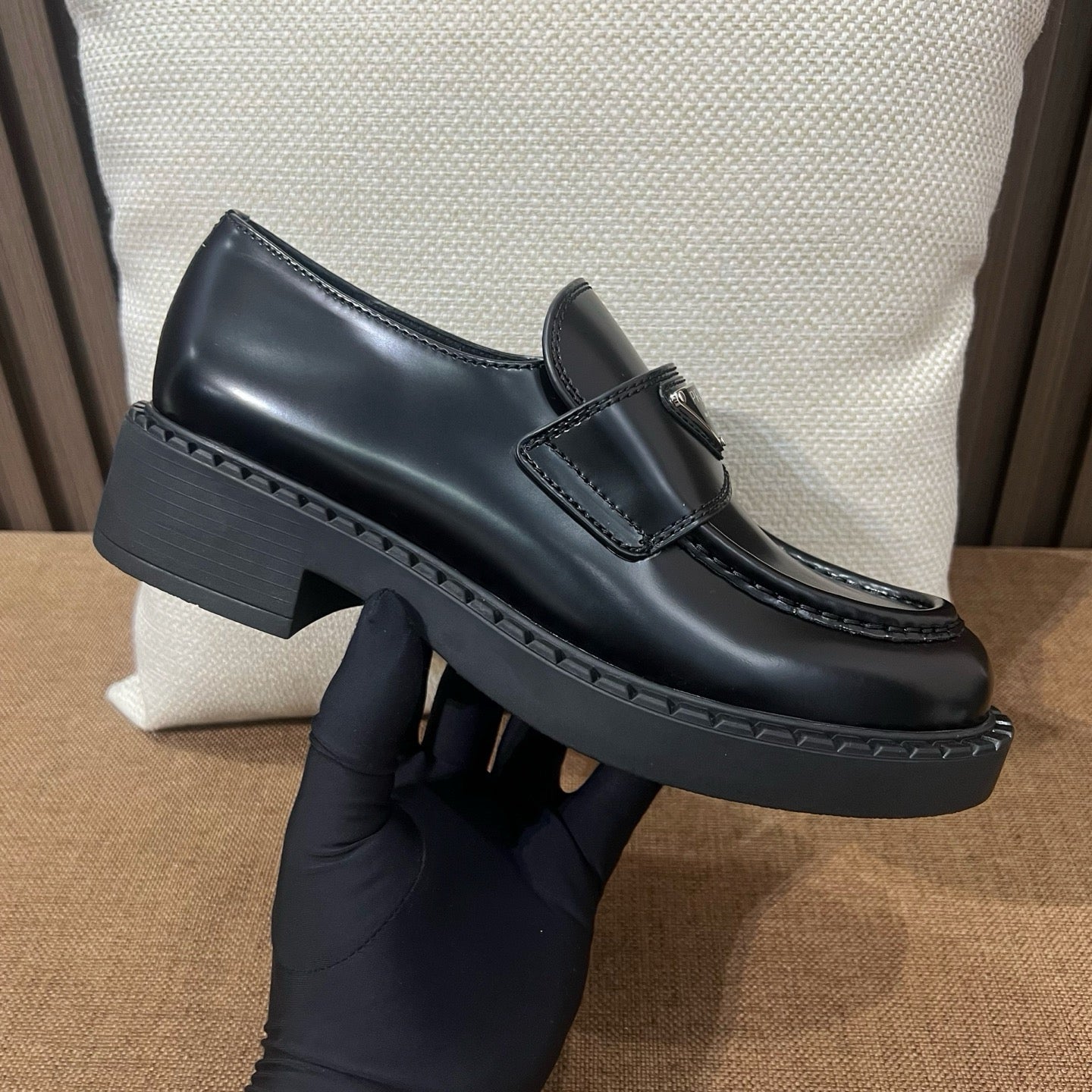 프라다 초콜릿 브러쉬드 로퍼