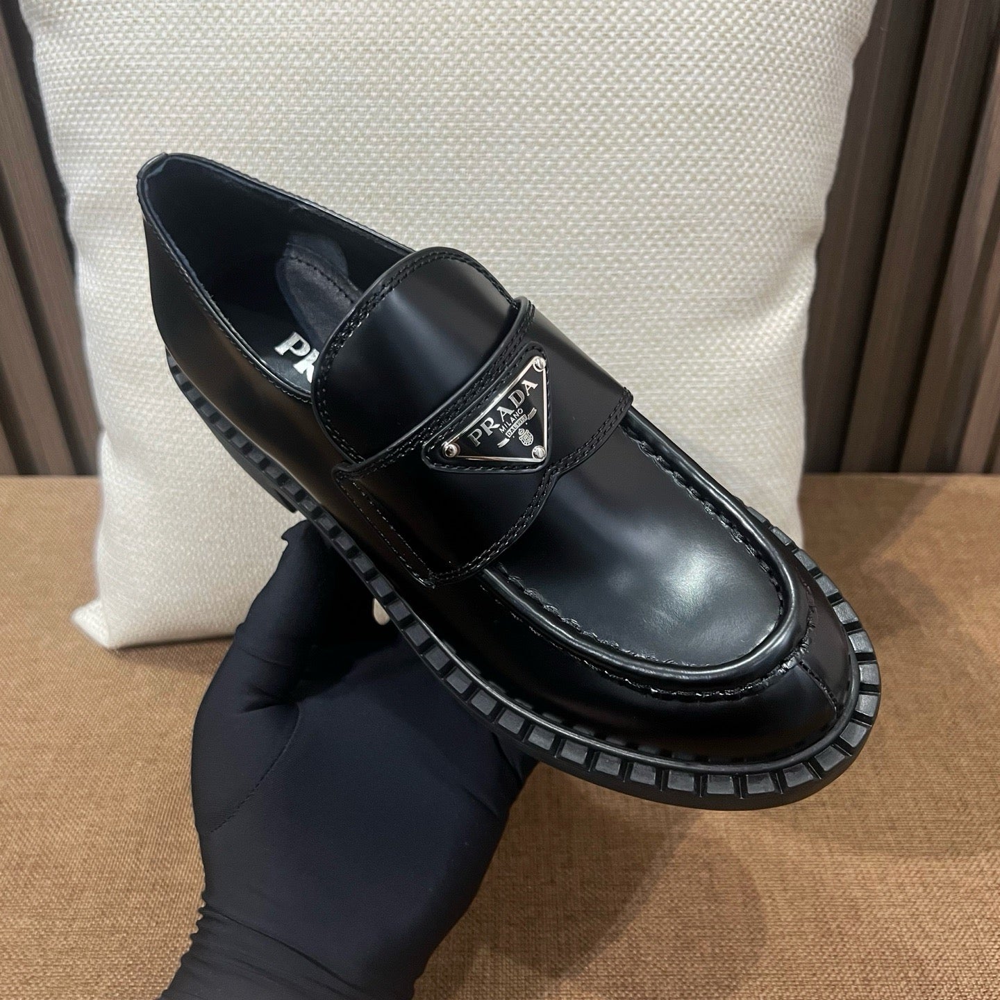 프라다 초콜릿 브러쉬드 로퍼