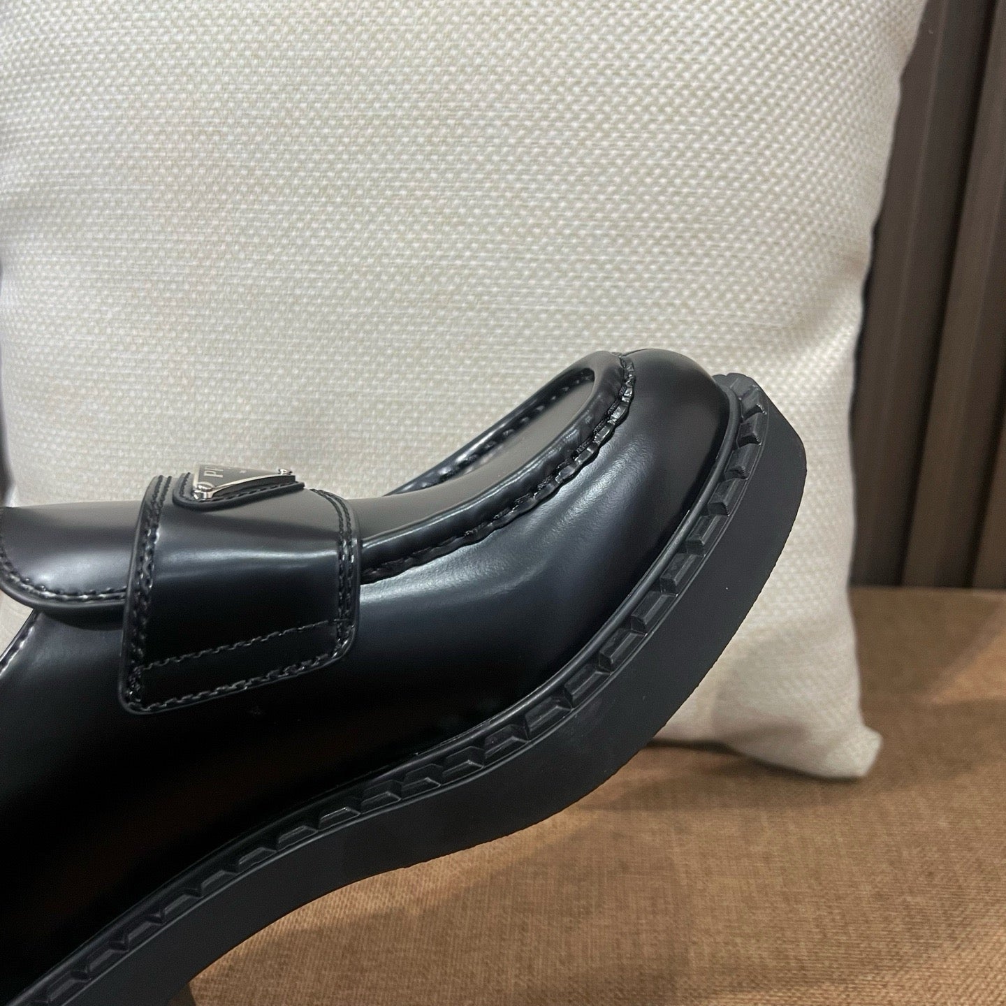 프라다 초콜릿 브러쉬드 로퍼