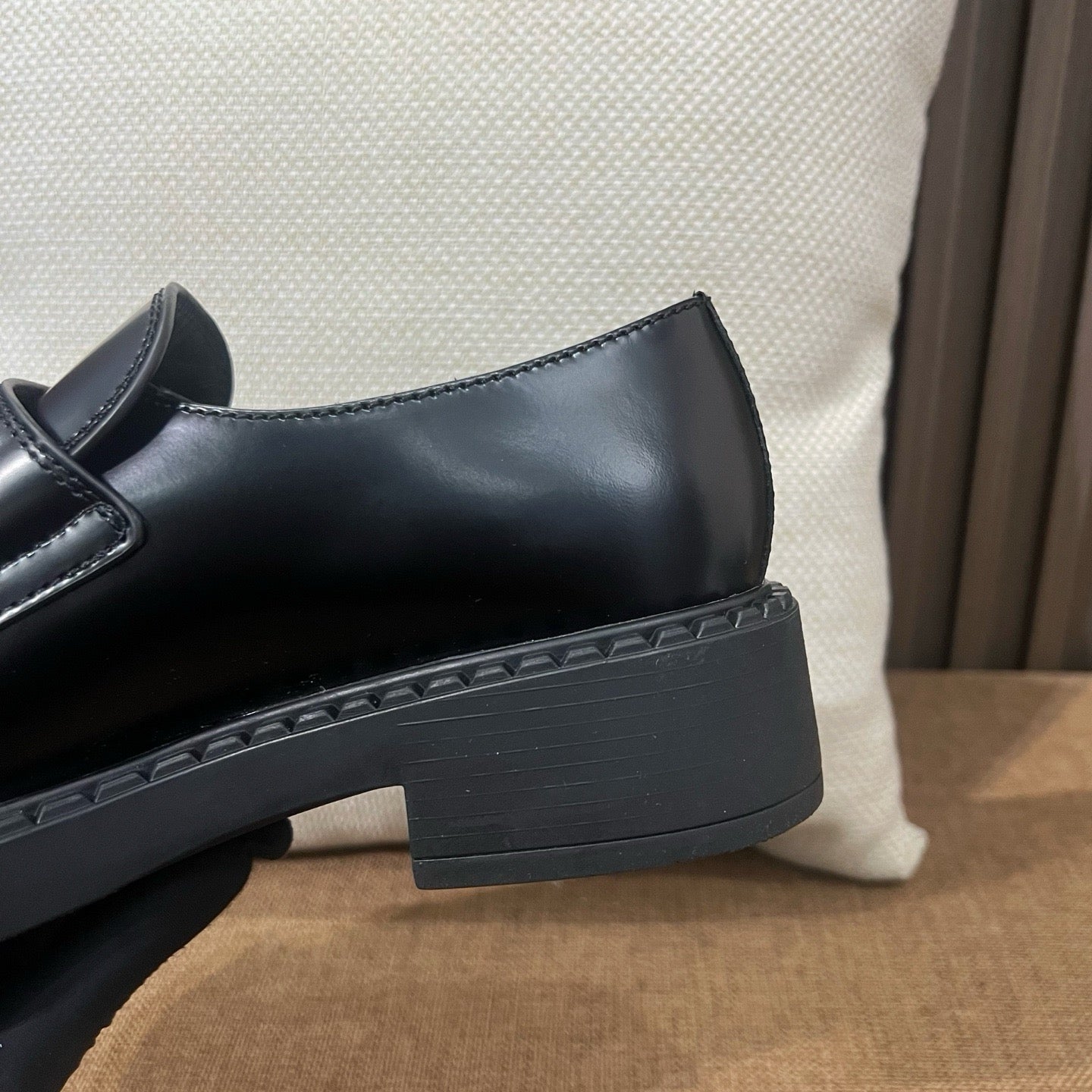 프라다 초콜릿 브러쉬드 로퍼