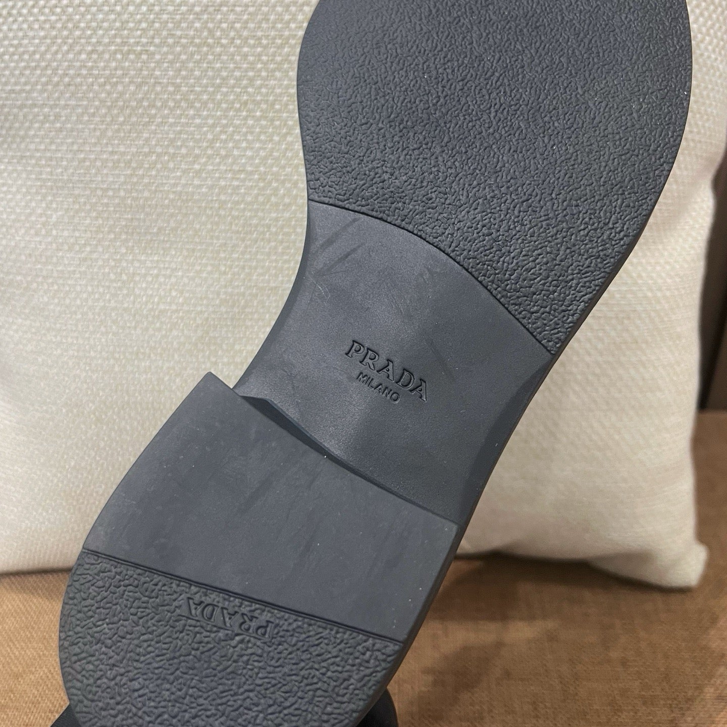 프라다 초콜릿 브러쉬드 로퍼